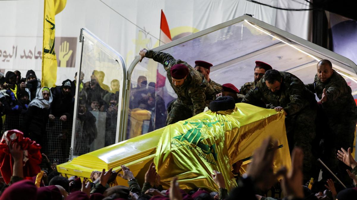 La multitud despide a Nasralah en un funeral interrumpido por Israel