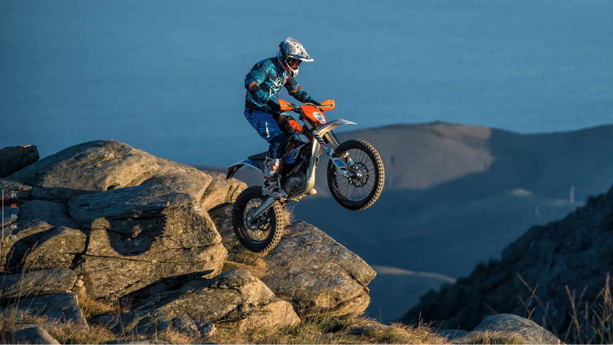 Motos eléctricas que puedes conducir por la montaña sin mala conciencia y con el carnet de coche