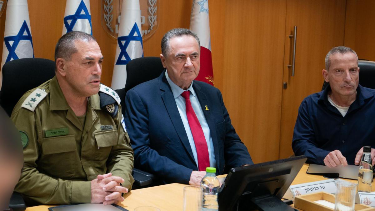 El ministro de Defensa israelí: “Si Jameneí continúa disparando misiles, Teherán arderá”