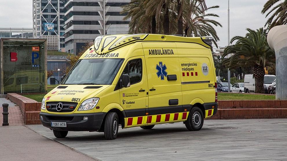 Muere un ciclista tras chocar con un coche en una rotonda de L’Hospitalet