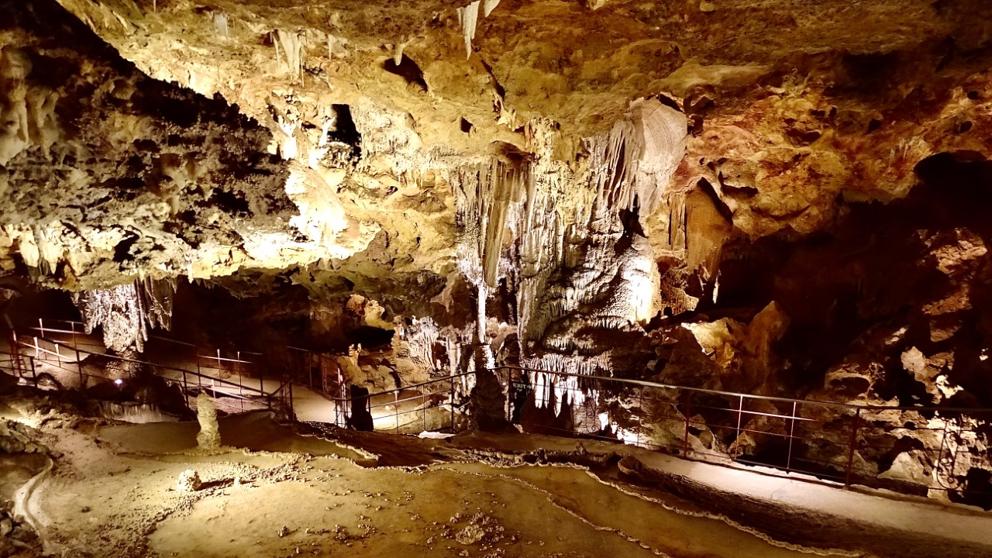 En las entrañas de las Coves Meravelles