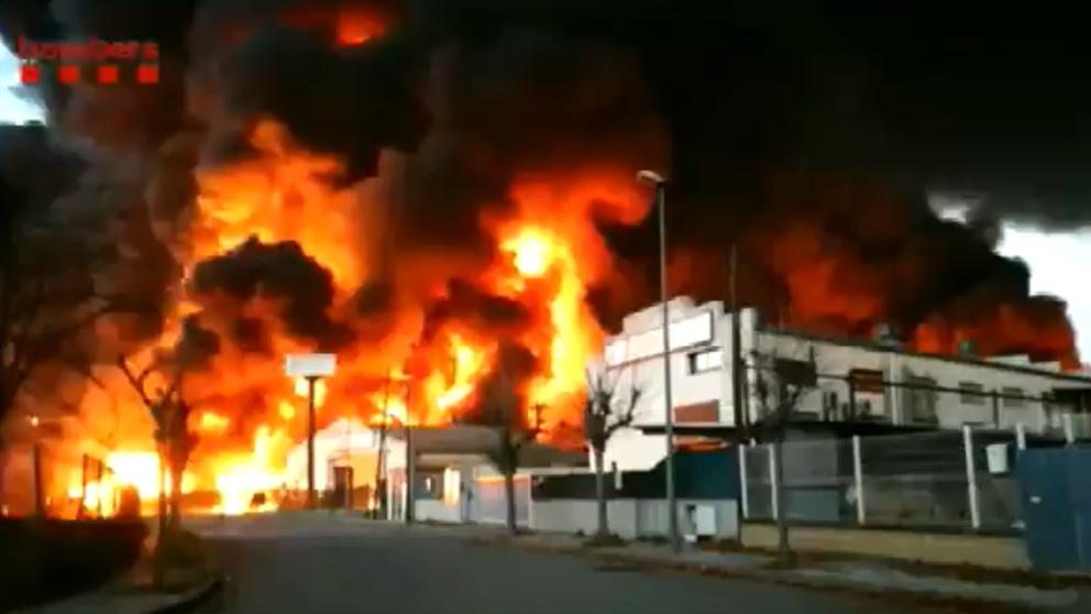 El incendio en una planta de reciclaje de Montornès del Vallès obliga a activar el Plan de Emergencia Químicas