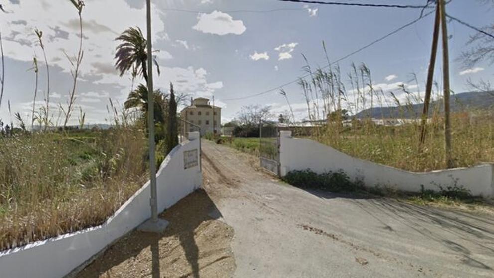 Hallan un artefacto explosivo simulado en la puerta de un centro de ‘menas’ de Alhama
