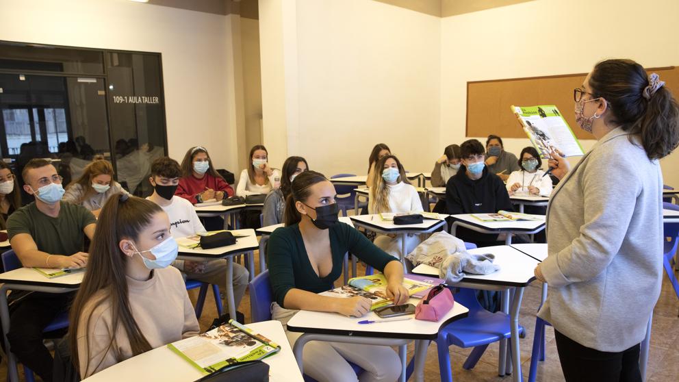 Docentes del Maresme y Vallès Oriental, obligados a hacer horas extras sin retribución